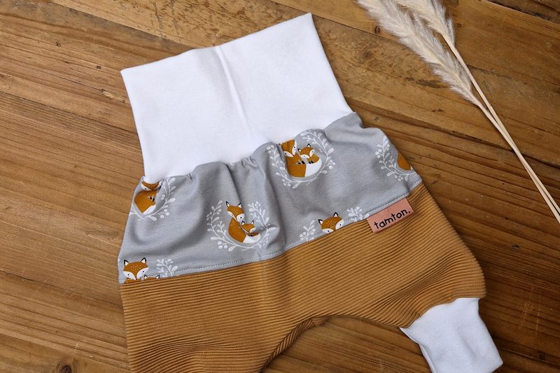 Babyhose mit Fuchsmotiv auf grauem Grund, unterer Teil ockerfarben gerippt, Bauch- und Beinbündchen weiß
