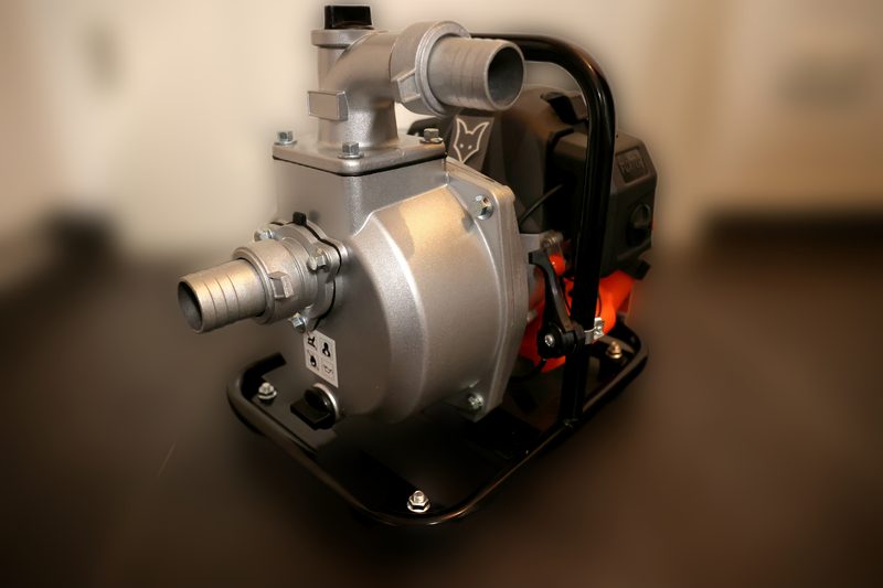 Motorpumpe mit Aluminiumgehäuse im schwarzen Tragerahmen, Saug- und Druckstutzen mit aufgeschraubten Schlauchtüllen
